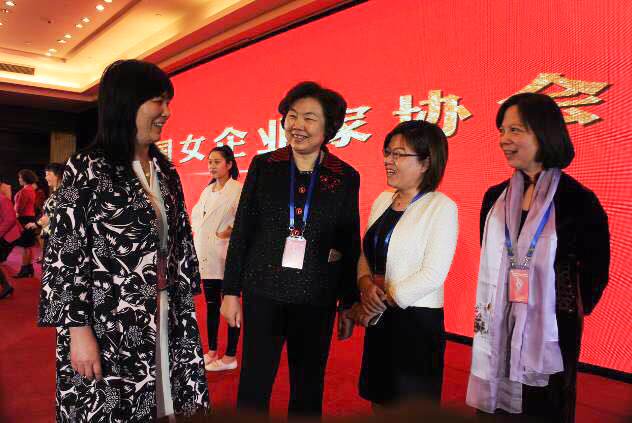 戈亚芳(右二)与女企业家们热烈交流.